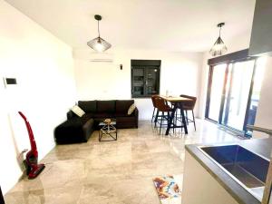 - un salon avec un canapé et une table dans l'établissement Apartment Aron, à Biograd na Moru