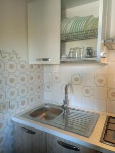uma cozinha com um lavatório e um balcão em Casa tra i Trulli em Martina Franca