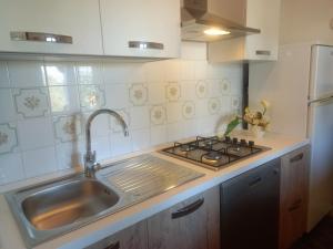 uma cozinha com um lavatório e um fogão em Casa tra i Trulli em Martina Franca