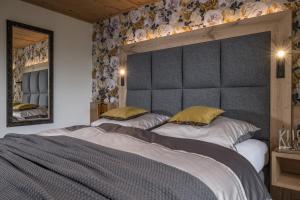 Rúm í herbergi á Hotel Burgschrofn