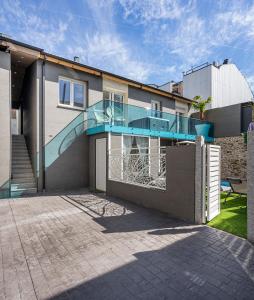 una casa con una escalera de cristal en el lateral de ella en Alojamiento Barco de Valdeorras en Vegamolinos