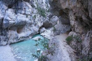 einen Fluss in einem felsigen Canyon mit blauem Wasser in der Unterkunft LE ROMARIN-TOPDESTINATION-AUPS in Aups
