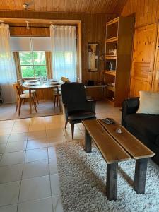 Majatalo Wanha-Pirtti في Iitti: غرفة معيشة مع أريكة وطاولة