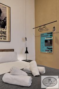 Łóżko lub łóżka w pokoju w obiekcie La Linda Little Apartments