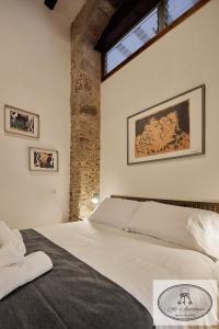 sypialnia z dużym łóżkiem i oknem w obiekcie La Linda Little Apartments w Kadyksie