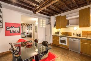 eine Küche mit einem Tisch und Stühlen im Zimmer in der Unterkunft The Loft in Rom