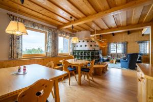 a kitchen and dining room with a table and chairs at Heidi-Alm Lodge in Falkertsee