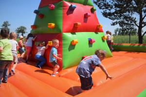eine Gruppe von Kindern, die auf einer aufblasbaren Spielstruktur spielen in der Unterkunft Domek 2 w Rancho Żnin in Żnin