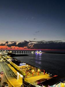 einen Blick auf das Meer bei Nacht mit einer Brücke über das Wasser in der Unterkunft Way to kamet in Alexandria