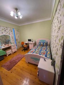 Schlafzimmer mit einem Bett, einer Kommode und einem Schreibtisch in der Unterkunft Way to kamet in Alexandria
