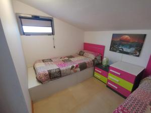 ペニスコラにあるAlojamientos Marel Aticoの小さなベッドルーム(ベッド2台、窓付)