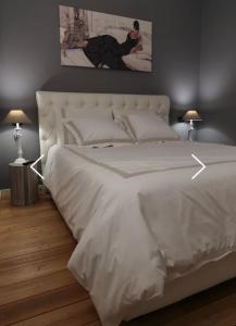 1 dormitorio con 1 cama blanca grande y 2 lámparas en Residenza Città Antica, en Verona