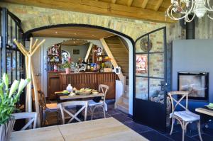 a dining room with a table and chairs at BB-hof ter boone in Kapelhoek