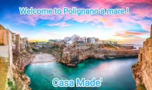 vistas a una ciudad sobre un cuerpo de agua en Casa Made' Luxury and Exclusive home in Polignano a Mare, en Polignano a Mare
