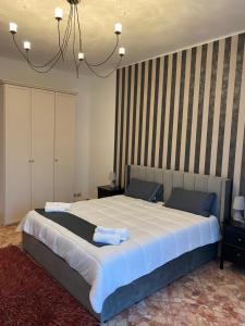 1 dormitorio con 1 cama grande con sábanas blancas en Labanca’s Home en Matera