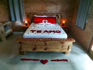 Un dormitorio con una cama con rosas. en Chalés Santa Luzia en Santo Antônio do Pinhal