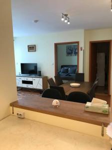 sala de estar con sofá y mesa en Aréna Apartman, en Budapest