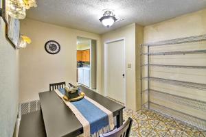 ein Esszimmer mit einem Tisch in einem Zimmer in der Unterkunft Relaxing Helotes Pad 7 Mi to UT at San Antonio! in San Antonio