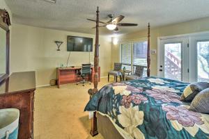 Schlafzimmer mit einem Bett, einem Schreibtisch und einem TV in der Unterkunft Relaxing Helotes Pad 7 Mi to UT at San Antonio! in San Antonio