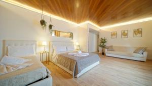 una grande camera da letto con due letti e un divano di Vitti's home Verona 2 - Cittadella a Verona