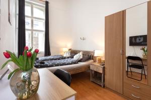Ένα ή περισσότερα κρεβάτια σε δωμάτιο στο Cedar Inn Budapest - Palace District