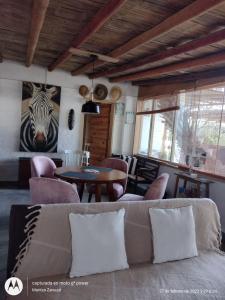 uma sala de estar com um sofá e uma mesa em Paracas Chalet Fundo Zanuzzi em Buena Vista