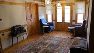 sala de estar con 2 sillas y alfombra en Utku Konağı, en Bartın
