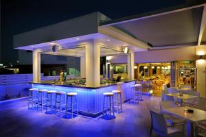 מסעדה או מקום אחר לאכול בו ב-Euronapa Hotel Apartments