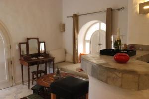 salon z kanapą i lustrem w obiekcie Suite Vesta Villa Naïa Domaine Béluga Bounouma Kerkennah w mieście Safakis