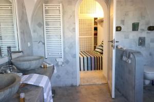 La salle de bains est pourvue de 2 lavabos et d'une baignoire. dans l'établissement Suite Vesta Villa Naïa Domaine Béluga Bounouma Kerkennah, à Sfax