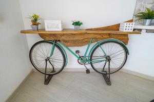 zielony rower zaparkowany pod drewnianym stołem w obiekcie Apartments Ziggy Star w Slatine