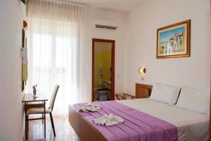 A bed or beds in a room at Hotel Sara*** Cesenatico Még 37 kép