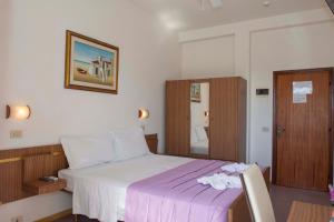 A bed or beds in a room at Hotel Sara*** Cesenatico