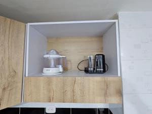 a blender sitting on a shelf in a kitchen at Increíble Apartamento Familiar in Bogotá