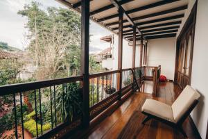 Cette chambre dispose d'un balcon avec une chaise et une vue. dans l'établissement Casa Lola Hotel Boutique, à Salamina