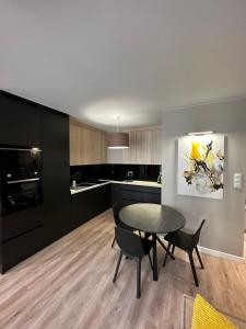 cocina con mesa y sillas en una habitación en Osiedle Legionów Apartament, en Kielce