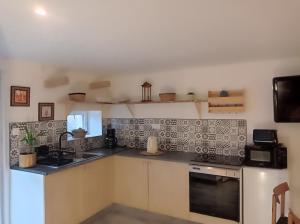 A kitchen or kitchenette at Logis proche des plages du débarquement