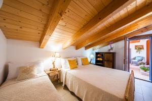 カステルサルドにあるLa Casa di Mannazzotta 2の木製天井のドミトリールーム ベッド2台
