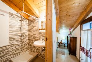 カステルサルドにあるLa Casa di Mannazzotta 2の白い洗面台とレンガの壁が備わるバスルーム