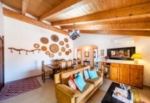 Una sala de estar con un sofá y un televisor. en La Casa di Mannazzotta 2, en Castelsardo