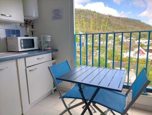 Η κουζίνα ή μικρή κουζίνα στο Appartement Rosbambou les pieds dans l eau