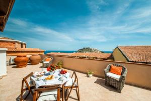 カステルサルドにあるLa Casa di Mannazzotta 2のテーブルと椅子、海の景色を望むバルコニー