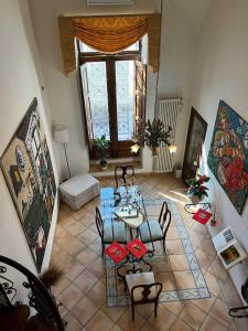 een woonkamer met een glazen tafel en stoelen bij Loft tanzi in Bari