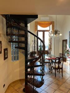 a spiral staircase in a living room with a table at Loft tanzi in Bari