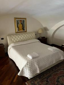1 dormitorio con 1 cama con 2 toallas en Loft tanzi, en Bari