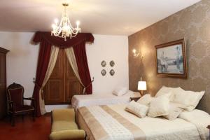 - une chambre avec 2 lits et un lustre dans l'établissement Casa Lola Hotel Boutique, à Salamina