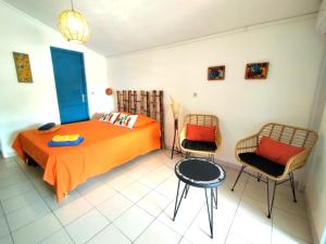 Ένα ή περισσότερα κρεβάτια σε δωμάτιο στο Appartement Rosbambou les pieds dans l eau