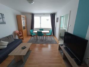 ein Wohnzimmer mit einem Sofa und einem Tisch in der Unterkunft Ferienwohnung Nordsee mit E-Bike Verleih in Wilhelmshaven