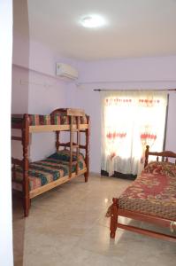 1 Schlafzimmer mit 2 Etagenbetten und einem Fenster in der Unterkunft Apartamentos Naomi 1B in El Carmen