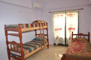 - une chambre avec 2 lits superposés et une fenêtre dans l'établissement Apartamentos Naomi 1B, à El Carmen